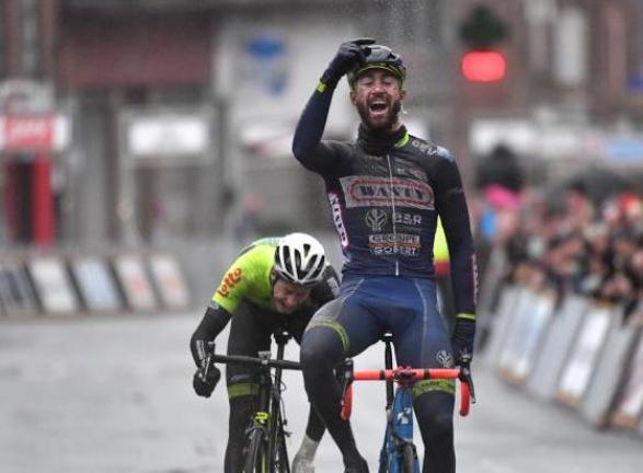 Unaltro successo sotto lacqua, dopo quello di Mareczko al Tour de Langkawi: stavolta è vittoria bagnata, vittoria fortunata per il belga Van Keirsbulck sul traguardo della corsa belga Le Samyn (Tim de Waele/TDWSport.com)