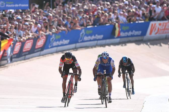 Lo sprint decisivo sulla mitica pista del velodromo di Roubaix (Tim de Waele/TDWSport.com)