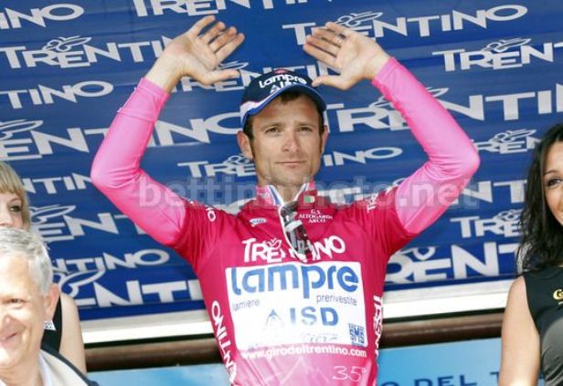 Bezzecca, Michele Scarponi in maglia di leader del Giro del Trentino dopo la seconda tappa (foto Bettini)