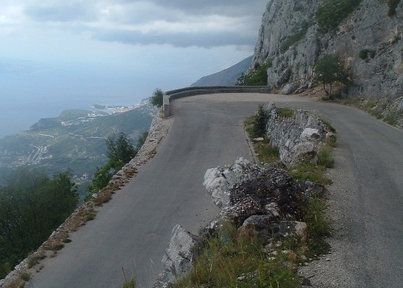 Uno dei tornanti della spettacolare strada che sale al Biocovo, dalla quale transiterà Vincenzo Nibali al Giro di Croazia, marcia davvicinamento del campione messinese al Giro dItalia (www.summitpost.org)