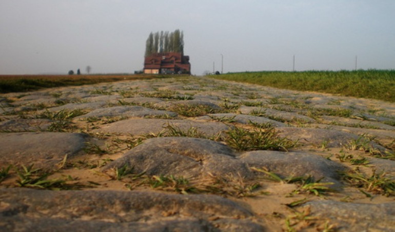 Un suggestivo scorcio del Carrefour de lArbre, lultimo tra i più impegnativi tratti di pavè della Parigi-Roubaix (Panoramio)