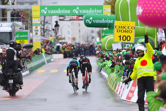 Vista retrospettiva sullo sprint che ha deciso la seconda tappa del Tour de Romandie (foto Getty Images Sport)