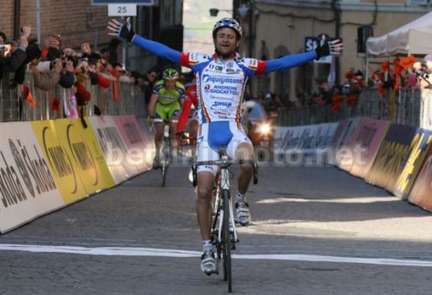 Laffermazione di Scarponi a Camerino alla Tirreno-Adriatico del 2009 (foto Bettini)