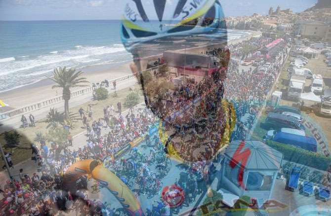 Al raduno di partenza di Cefalù, sempre accompagnati dal ricordo di Scarponi (foto Bettini)