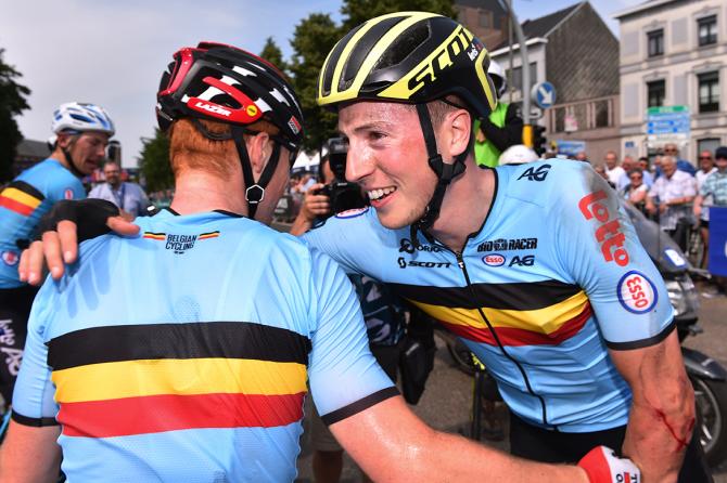 Keukeleire riceve le congratulazioni dei compagni di squadra della nazionale belga, con la quale ha corso e vinto l87a edizione del Giro del Belgio (foto Tim de Waele/TDWSport.com)