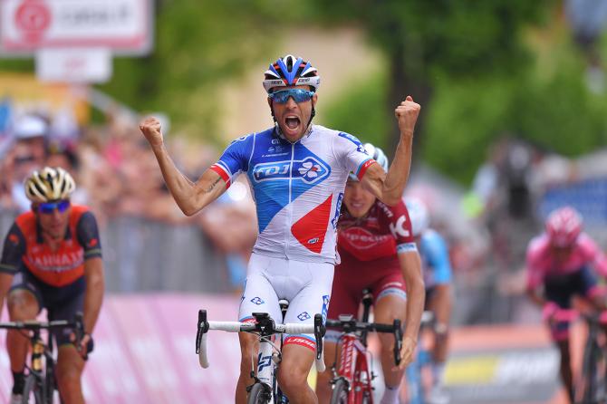 Lo sprint vinto da Pinot al termine dellultima, elettrizzante tappe di montagna del Giro dItalia 2017 (foto Tim de Waele/TDWSport.com)