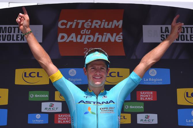 Fuglsang festeggia sul podio il successo finale (foto Tim De Waele/TDWSport.com)