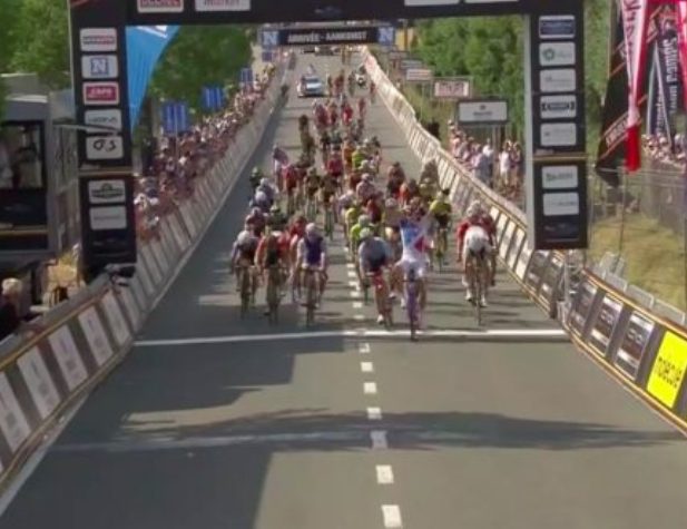 E il primo giorno destate ma si corre ancora sulle strade delle classiche di primavera: oggi alla Halle-Ingooigem vittoria allo sprint per il francese Démare