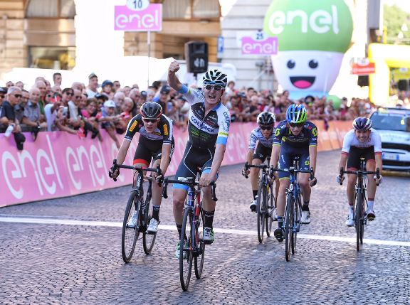 Lucraino Padun vince allo sprint la combattuta terza tappa del Giro dItalia riservato agli under 23 (foto twitter)