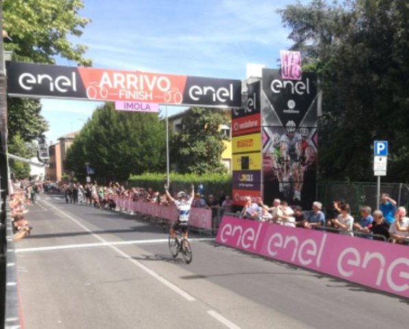 Visione retrospettiva sulla vittoria di Neilson Powless nella tappa dapertura del ritrovato Giro dItalia Under23 (foto twitter)