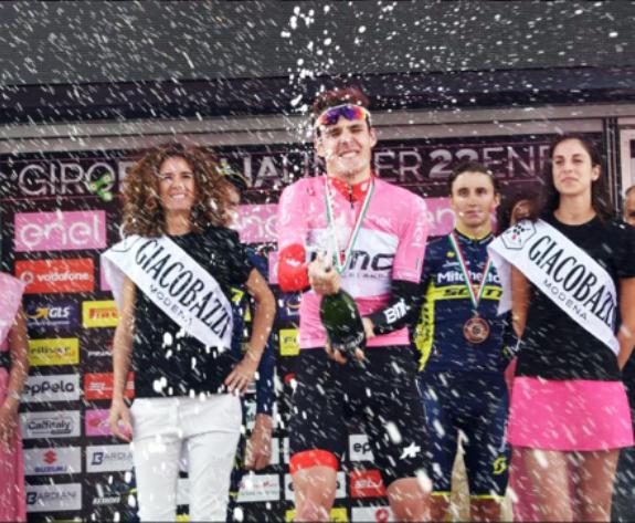 Sivakov festeggia la vittoria nella 40a edizione del Giro dItalia riservato agli ex dilettanti, tornato a disputarsi dopo 5 anni dassenza (www.federciclismo.it)