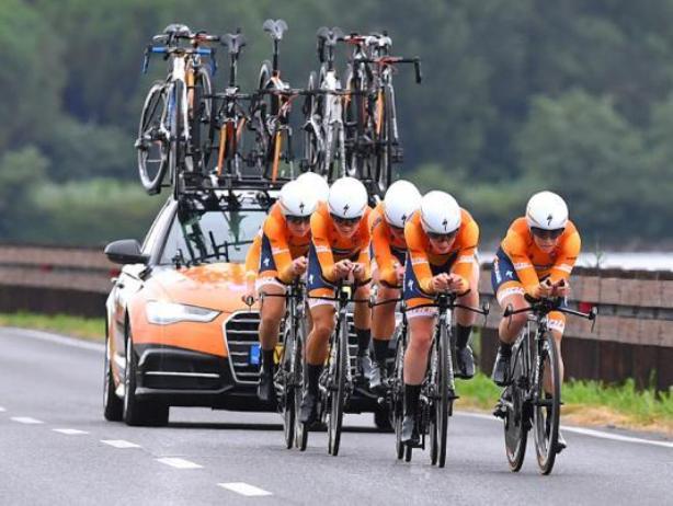 La formazione olandese lanciata lungo i tettilinei che collegano Aquileia a Grado (Tim de Waele/TDWSport.com)