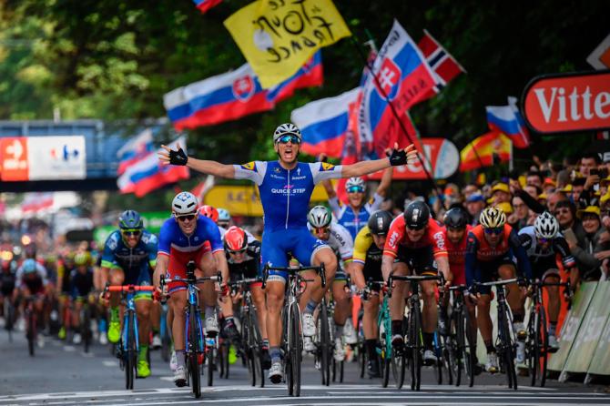 Kittel vince allo sprint la prima frazione in linea del Tour 2016, ancora tormentato dalle cadute: oggi è toccato a Froome e Bardet (Getty Images Sport)