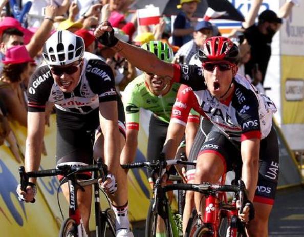 Conclusione allo sprint anche per la seconda tappa del Giro di Polonia: stavolta la gloria è tutta per Sacha Modolo, vincitore, e per Danny Van Poppel, nuovo capoclassifica (foto ANSA/EPA