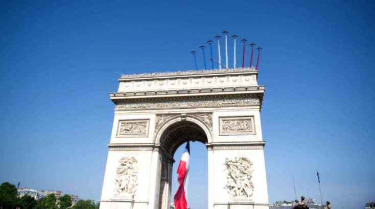 Dietro lArco di Trionfo fa capolino la Patrouille, le frecce tricolori francesi (www.20minutes.fr)