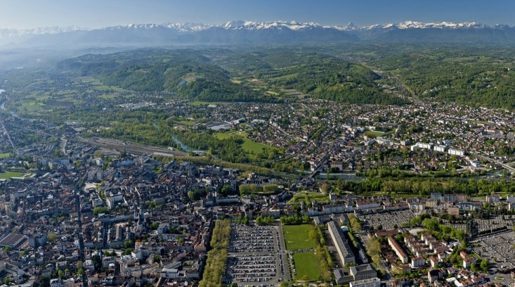 Vista aerea di Pau con i Pirenei sullo sfondo (cabinflooresoterica.com)