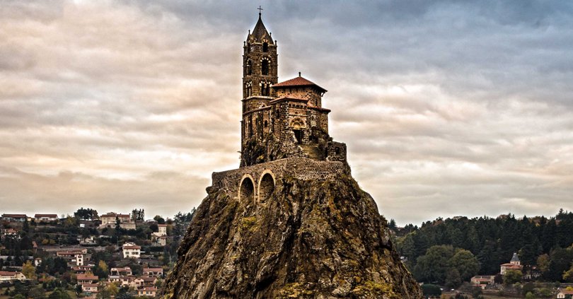 La guglia di roccia sulla quale è costruita la cappella di Saint-Michel dAiguilhe a Le Puy-en-Velay (playingintheworldgame.files.wordpress.com)