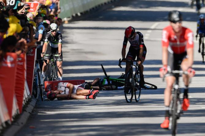 Corridori a terra dopo la caduta innescata da Sagan a Vittel (Getty Images Sport)