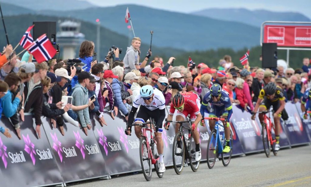 Kristoff schizza verso il successo sul singolare nastro dasfalto della pista dellaeroporto di Bardufoss (foto ASO / Pauline Ballet)