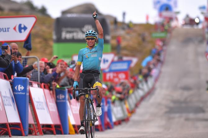 Il successo del corridore dellAstana Miguel Ángel López sul traguardo dellosservatorio di Calar Alto, al termine della seconda tappa dalta montagna della Vuelta 2017 (Tim de Waele/TDWSport.com)