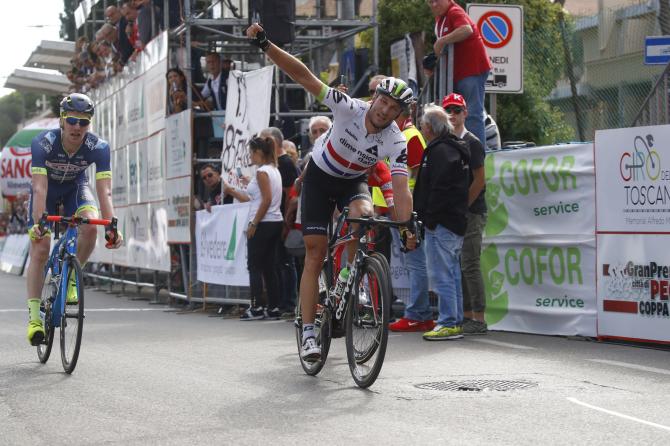 Stephen Cummings precede i compagni di fuga sul traguardo di Pontedera, prima tappa del Giro della Toscana - Memorial Alfredo Martini (foto Bettini)