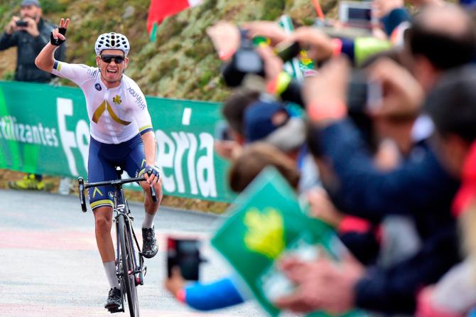 Le macchine fotografiche dei tifosi al traguardo immortalano la vittoria dellaustriaco Denfil in vetta allarduo Alto de Los Machucos (Tim de Waele/TDWSport.com)