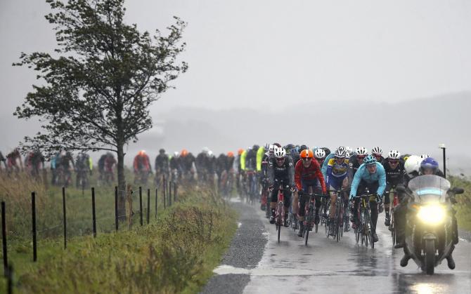 Il gruppo percorre un tratto di strada sotto la pioggia; da lì a breve arriverà lo stop definitivo da parte degli organizzatori (foto Bettini)