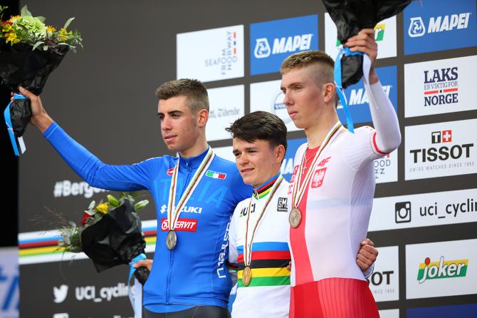 Il podio della cronometro junior, sul quale Antonio Puppio ha sfoggiato uninattesa medaglia dargento (Tim de Waele/TDWSport.com)