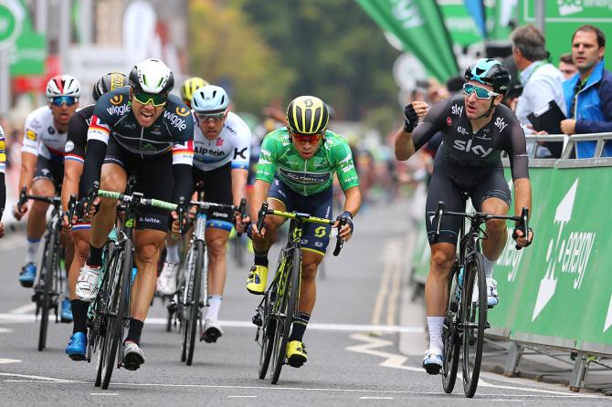 La giusta protesta di Elia Viviani sul traguardo di Blyth (foto Tim de Waele/TDWSport.com)