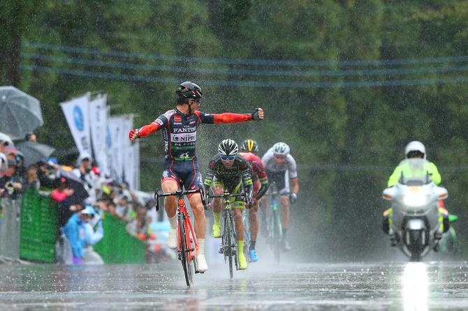 Marco Canola si volta quasi a volersi gustare in prima persona il suo successo alla Japan Cup (Tim de Waele/TDWSport.com)