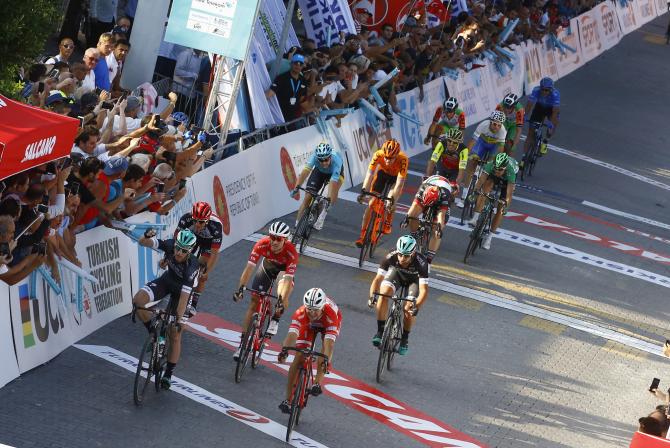 Il guizzo vincente di Bennett visto dallalto (foto Bettini)