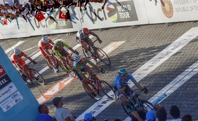 Sam Bennett taglia vittorioso il traguardo per il terzo giorno consecutivo (foto Bettini)