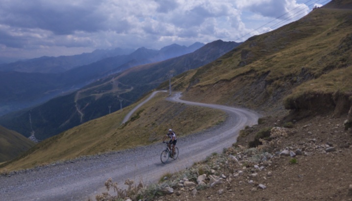 Pedalando verso il Col de Portet (flickr.com)