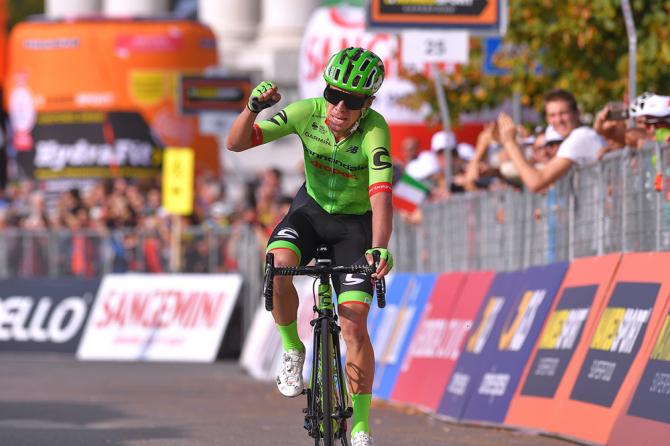 Rigoberto Urán si impone imperiosamente al cospetto della basilica di Superga (Tim de Waele/TDWSport.com)