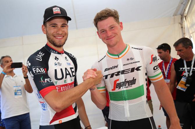 Filippo Ganna si complimenta con Ryan Mullen al termine della crono vinta dallirlandese con 25 secondi di vantaggio sullitaliano dellUAE Team Emirates (foto Bettini)