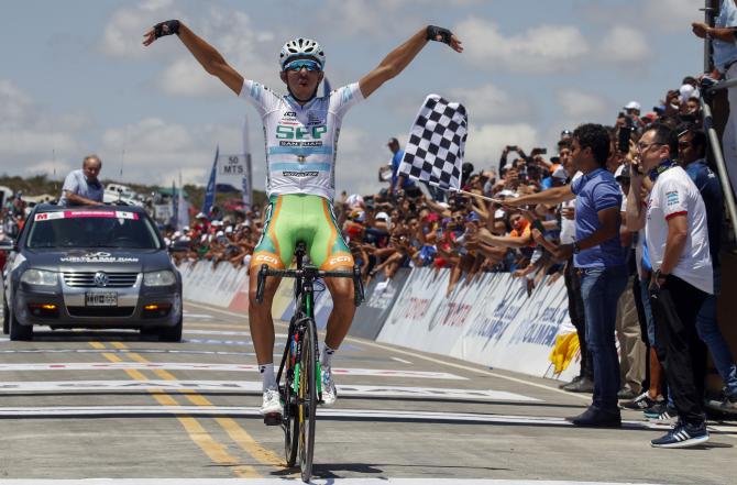 Largentino Najar spicca il volo sullAlto Colorado, traguardo della tappa regina della Vuelta a San Juan (foto Bettini)