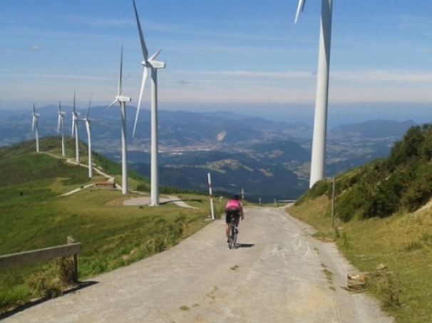 Vista dalla strada del Monte Oiz, una delle ascese inedite che saranno lanciate dalla Vuelta 2018 (www.cyclefiesta.com)