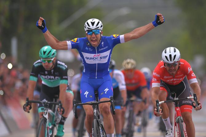 Messo fuori causa da una caduta, Gavira passa a Richeze la palla per le volate (foto Tim de Waele/TDWSport.com)