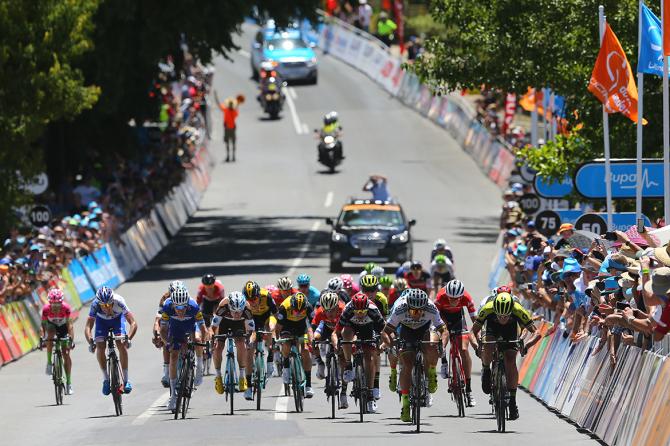 La ristretta volata vinta da Sagan al termine della tappa di Uraidla (foto Tim de Waele/TDWSport.com)