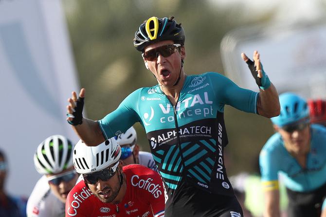 Sembra quasi sorpreso il francese Coquard sul traguardo della prima tappa del Tour of Oman: ha battuto nientemeno che Mark Cavendish! (foto Tim de Waele/TDWSport.com)