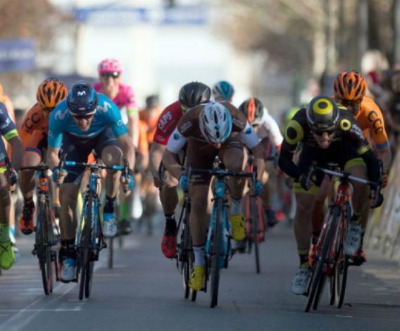 Boudat, allestrema destra dellinquadratura, lanciato a testa bassa verso il traguardo dove infilzerà Modolo (foto Jorge Guerrero)