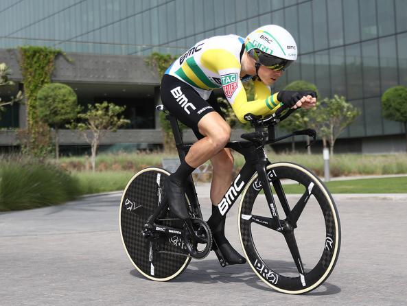 Rohan Dennis lanciato verso la vittoria sulle strade dellinedita cronometro dellAbu Dhabi Tour (foto TDW/GI Cycling)