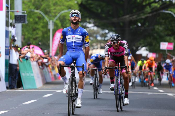 Fernando Gaviria taglia a testa alta il primo traguardo della Colombia Oro y Paz, inedita corsa del calendario professionistico (foto Tim de Waele/TDWSport.com)