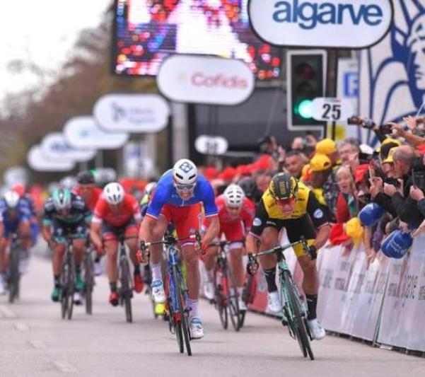 Dopo essersi imposto nella frazione dapertura del Dubai Tour, il velocista olandese Dylan Groenewegen fa sua anche la prima tappa della Volta ao Algarve (foto Tim de Waele/TDWSport.com)