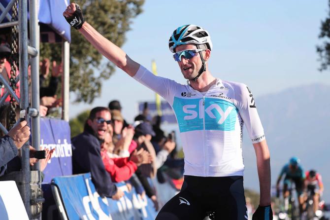 Wout Poels esulta in cima allAlto de las Allanadas, in cima al quale tutti gli appassionati erano curiosi di vedere cosa avrebbe fatto oggi il suo chiacchierato capitano Froome (foto Bettini)
