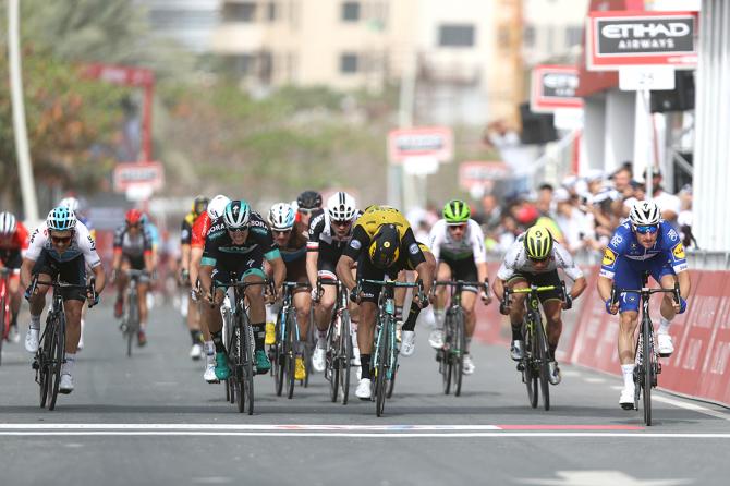 Elia Viviani vince una tappa pianeggiante ma resa articolarmente complicata dalle continue accelerazioni del gruppo allAbu Dhabi Tour (foto Tim de Waele/TDWSport.com)