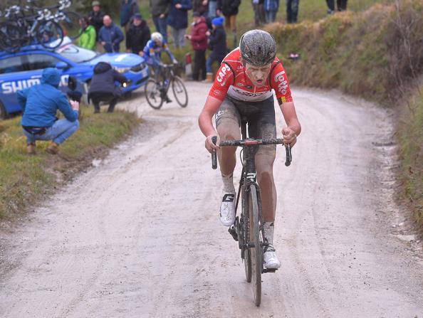 Tiesj Benoot  in fuga sugli sterrati del senese (foto Tim de Waele/TDWSport.com)