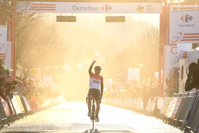 Una calda luce gialla inonda il gelido rettilineo darrivo di Camprodon, illuminando le ultime centina di metri dellimpresa di Thomas De Gendt (foto Tim de Waele/TDWSport.com)