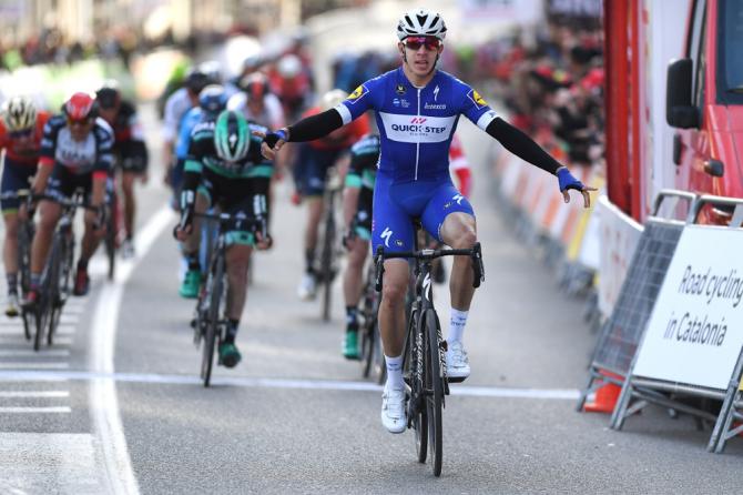 Dopo Gaviria, la Colombia ha sfornato un altro promettente velocista: ecco Álvaro Hodeg tagliare per primo il traguardo della frazione dapertura del Giro di Catalogna (foto Tim de Waele/TDWSport.com)