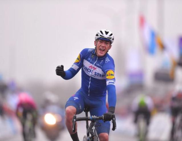 Lampaert si lascia alle spalle gli avversari per il secondo anno consecutivo e bissa il successo del 2017 alla Dwars door Vlaanderen (foto Tim de Waele/TDWSport.com)